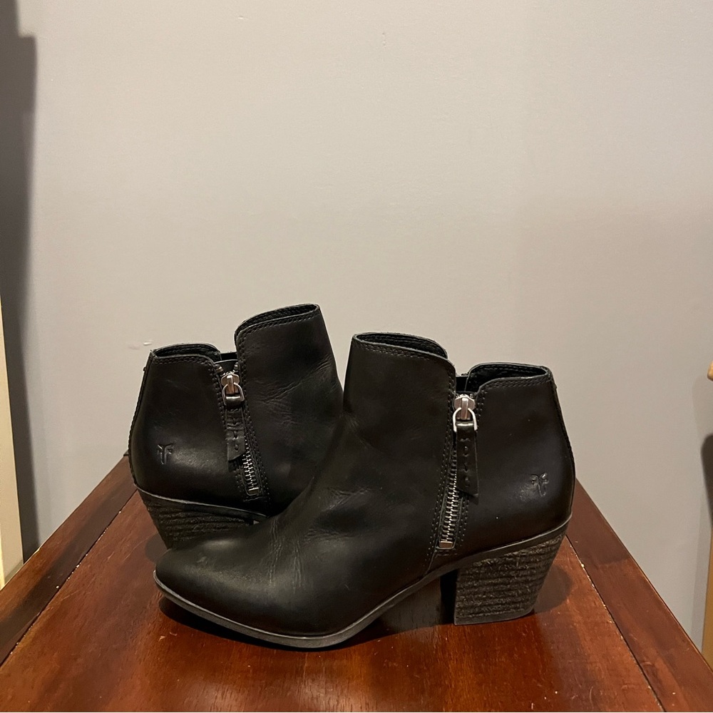 FRYE BLACK LEATHER ANKLE BOOTIES